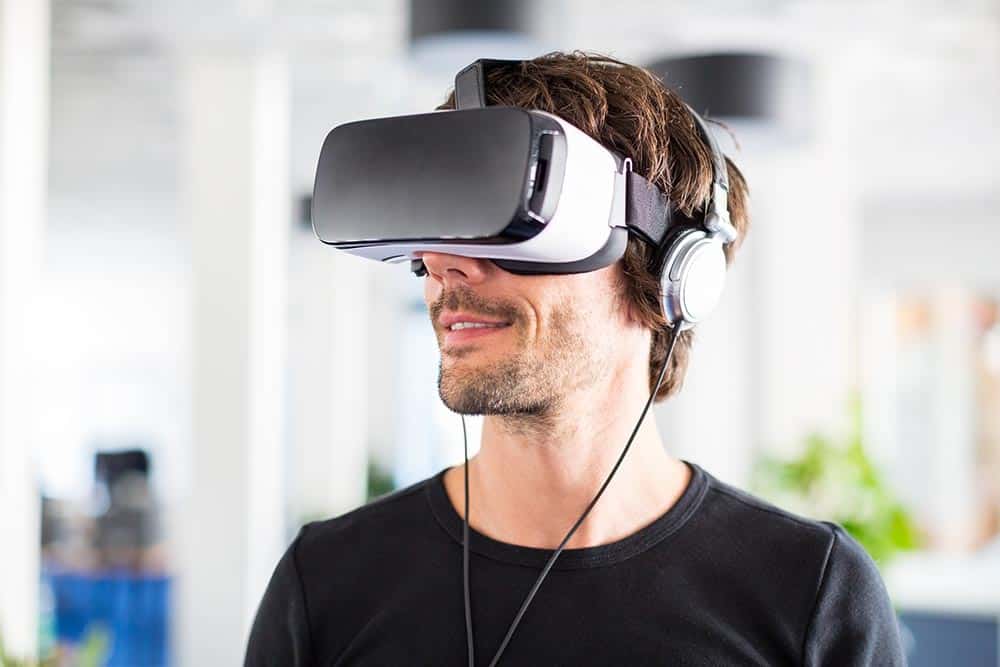 Mann bruker VR-briller i maritim opplæring
