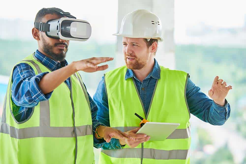 To menn bruker VR i opplæring