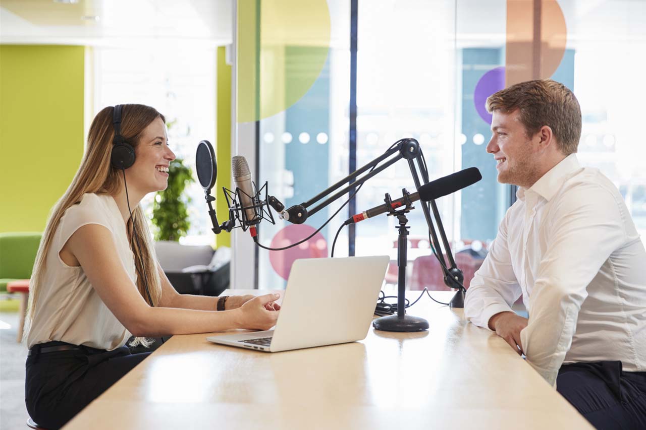 Mann og kvinne bruker podcast som markedsføringsverktøy