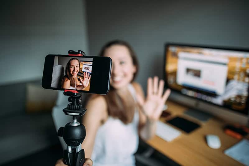 Influencer som lager en video ved hjelp av en smarttelefon.